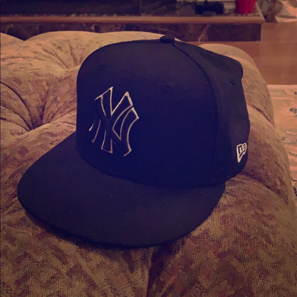 Black New York Yankees new era hat size 54.9cm